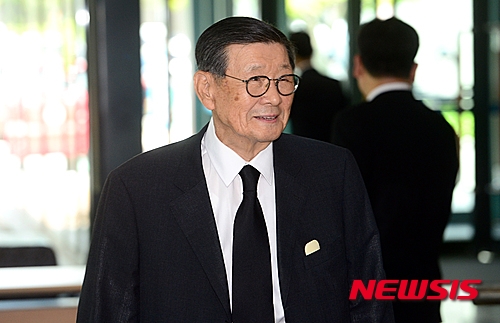 구자원 LIG그룹 명예회장 28일 숙환으로 별세했다. 사진은 과거 故 구태회 LS전선 명예회장의 빈소를 찾아 조문을 마치고 나서는 모습이다. 사진=뉴시스