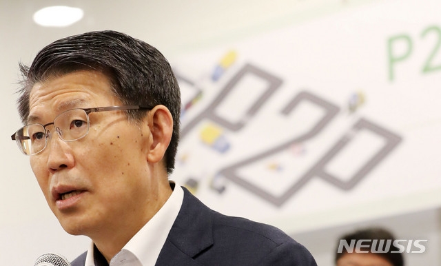 (사진=뉴시스) 은성수 금융위원장이 지난해 9월23일 서울 남대문로 대한상공회의소빌딩에서 열린 'P2P 금융제정법 취지에 맞는 소비자 보호와 산업 육성의 방향성 정책토론회'에 참석해 축사하고 있다.