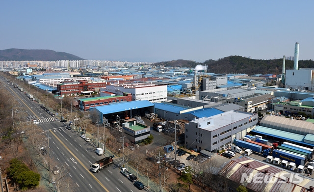 (사진=뉴시스) 지난 17일 신종 코로나바이러스 감염증(코로나19) 여파로 경기 침체가 이어지고 있는 가운데 대구 달서구 성서공단이 한산한 모습을 보이고 있다.