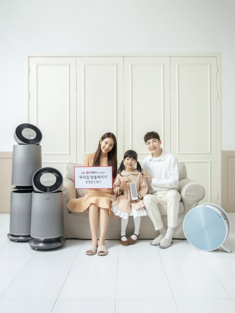 (사진=LG전자) 모델들이 '우리집 맞춤 패키지 모델' 가운데 32평형(약105제곱미터) 이상인 공간에서 생활하는 4인 가구 고객들을 위한 모델(LG 퓨리케어 360° 공기청정기 펫 2단, LG 퓨리케어 360° 공기청정기 펫 1단, LG 퓨리케어 공기청정기, LG 퓨리케어 미니 공기청정기)을 소개하고 있다.