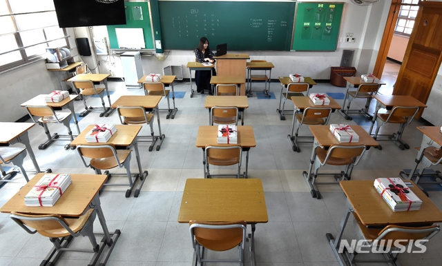 31일 오전 경기 수원시 권선구 고색고등학교에서 교사가 온라인 시범수업을 진행하고 있다.(사진=뉴시스)