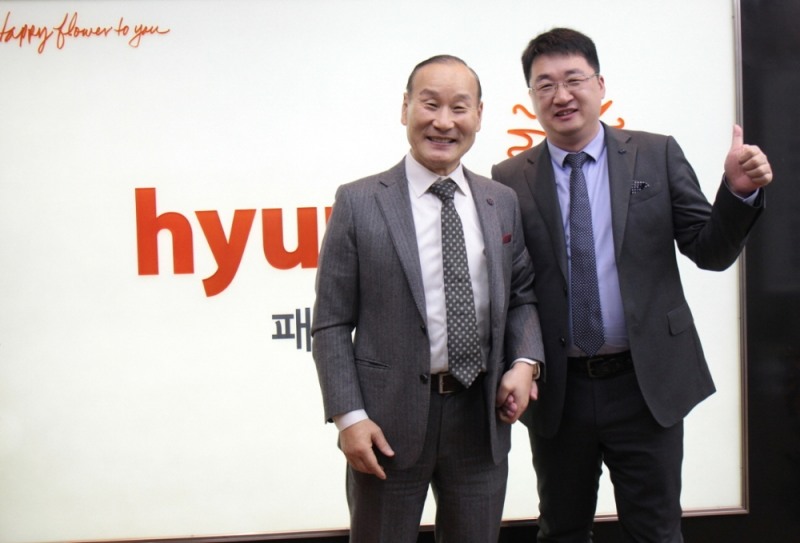 중국 합작사 보노(BONO)의 총경리 장양삥(우측)이 패션그룹형지에 방문해 2020년 중국 사업을 점검했다.