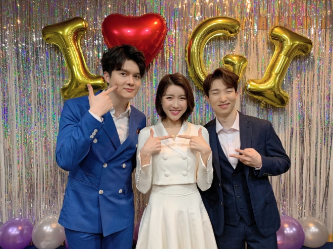 지난 30일 CM송 녹음전 촬영 모습. 왼쪽부터 신인선 진달래 양지원 / 사진 제공 = 티스타엔터테인먼트