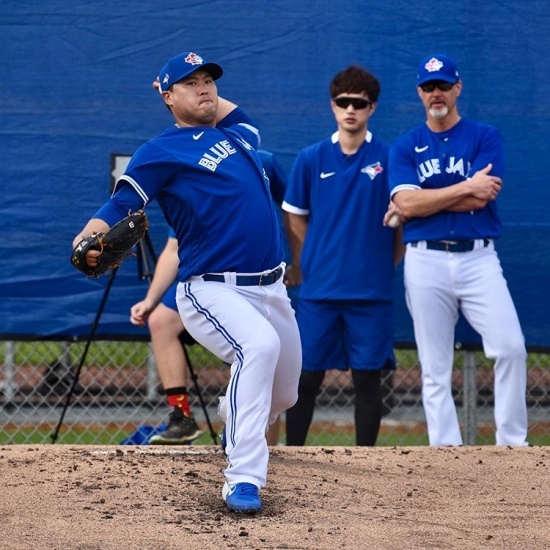 토론토 유니폼을 입은 류현진이 연습게임에서 피칭 훈련을 하고 있다.