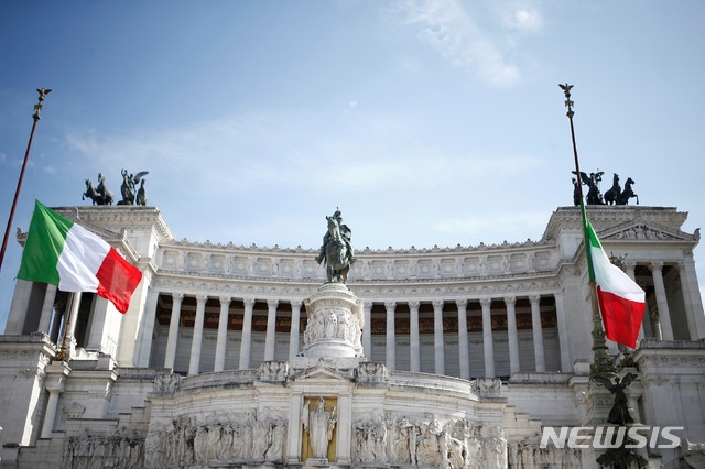 31일(현지시간) 이탈리아 로마의 한 무명군사 기념비에 이탈리아 국기가 걸려져있다.