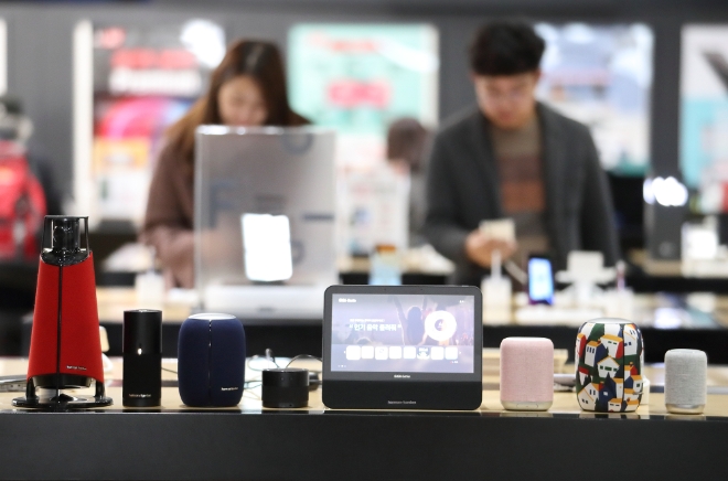 (사진=KT) 사진은 기가지니 전체 단말 모습. 왼쪽부터 기가지니1, 기가지니LTE, 기가지니2, 기가지니 버디, 기가지니 테이블 TV, 기가지니 LTE2, 기가지니2 스페셜에디션, 기가지니 미니