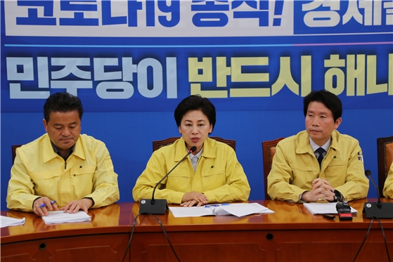 더불어민주당 코로나19국난극복위원회 부위원장으로 코로나19 대응과 민생경제회복 지원에 앞장서고 있는 남인순 국회의원(사진 가운데). 남의원은 배달앱 수수료를 절만으로 낮춰 외식업 자영업자의 고통을 덜어줘야 한다고 강조했다.