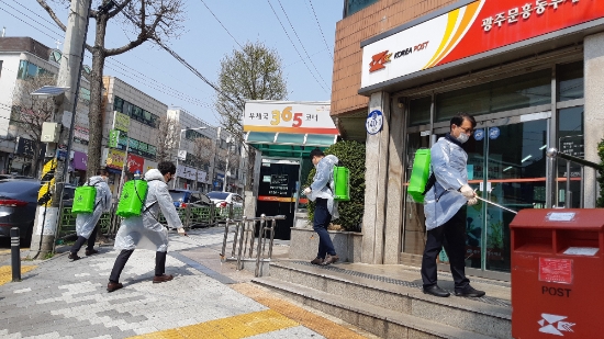 광주광역시는 1일 코로나19 지역사회 감염 확산 방지를 위해 다중이용시설 3717곳 집중방역을 실시했다./사진=광주광역시