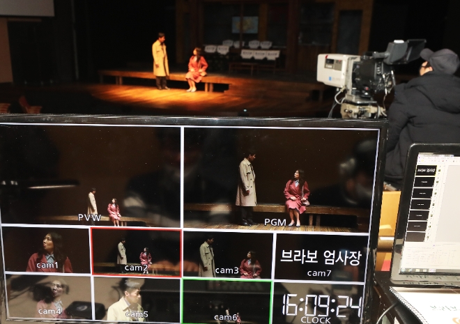 3월 11일 오후 경기도 수원시 경기도문화의전당에서 신종 코로나바이러스 감염증(코로나19) 영향으로 무관중 온라인 생중계되는 연극 '브라보 엄사장' 리허설이 진행되고 있다. 〈사진=연합뉴스〉
