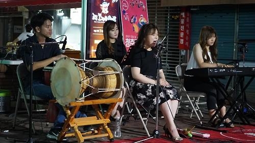 청춘마이크 공연 〈사진=문화체육관광부〉