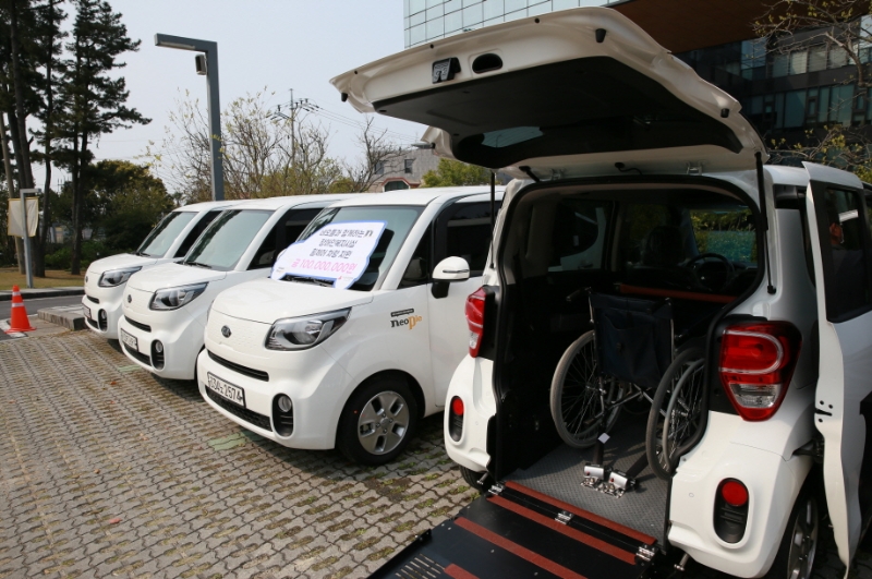 [이슈] 네오플, 제주 장애인 복지시설에 휠체어 리프트 차량 기부