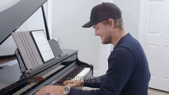  피아니스트 빰치는 실력을 자랑하는 카펠렌이 집에서 피아노를 연주하고 있다. [사진=PGA닷컴 제공]
