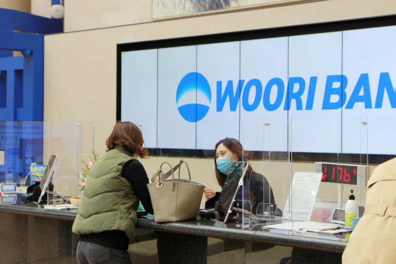 우리은행 고객창구에 코로나19 감염 예방을 위해 투명 칸막이를 설치했다.