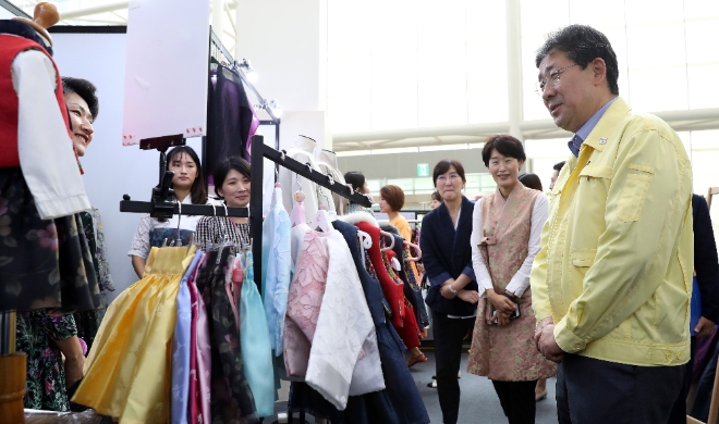 한복상점을 둘러보는 박양우 장관 〈사진=연합뉴스〉