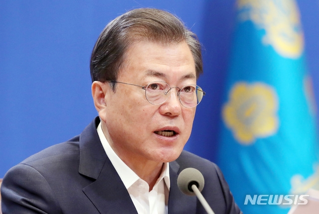 문재인 대통령이 30일 청와대 본관 집현실에서 열린 제3차 비상경제회의에 참석해 발언하고 있다.