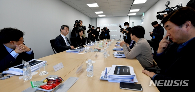 (사진=뉴시스) 김지형 준법감시위원장을 비롯한 위원들이 5일 오후 서울 서초구 삼성생명 서초타워 사무실에서 열린 '준법감시위원회 제1차 회의'에 참석해 환담하고 있다.