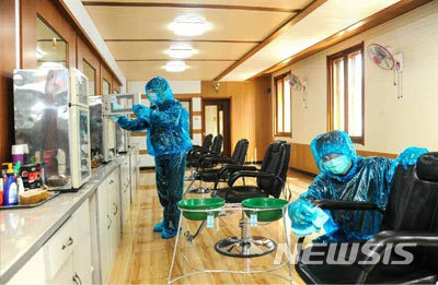 북한 방역요원들이 평양 대성구역의 한 이용원에서 방역작업을 하고 있다.