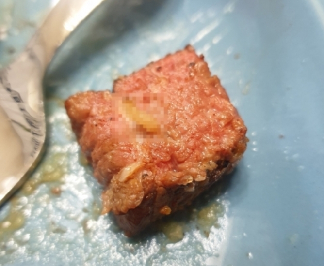 지난달 쿠팡에서 소고기를 구입한 고객이 벌레로 추정되는 이물질이 있다고 제보했다. 쿠팡이 세스코 이물분석센터에 확인조사 결과 '근조직' 일부로 밝혀졌다. 사진=고객제보캡쳐