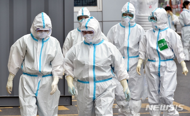 신종 코로나바이러스 감염증(코로나19) 지역거점병원인 1일 오전 대구 중구 계명대학교 대구동산병원에서 근무 교대를 하기 위해 의료진이 병동으로 들어가고 있다