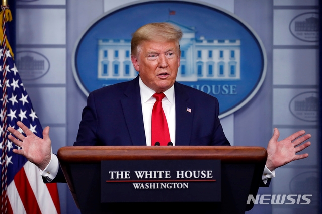 도널드 트럼프 미 대통령이 3일(현지시간) 백악관에서 신종 코로나바이러스 감염증(코로나19)에 대해 브리핑하고 있다. 백악관은 이날 질병통제예방센터(CDC)가 집 밖으로 외출할 때, 특히 다른 사람들 주변에 있어야 할 때 얼굴을 가릴 것을 권고하고 있다고 밝혔다.