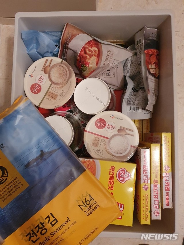 지방자치단체가 신종 코로나바이러스 감염증(코로나19)으로 자가격리 조치된 사람들에게 지급한 생활필수품. 지원품은 즉석식품, 김, 라면 등으로 이뤄져 있다.