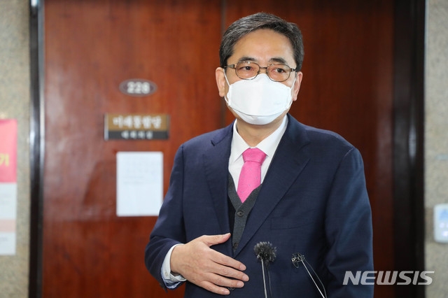 곽상도 미래통합당 의원이 5일 공적마스크 공급업체인 지오영컨소시엄이 과도한 이윤을 남기고 있다고 지적했다. 사진은 곽 의운이 지난달 2일 오전 서울 여의도 국회에서 열린 공천관리위원회 공천신청자 면접에 끝내고 취재진의 질문에 답하고 있다. 사진=뉴시스