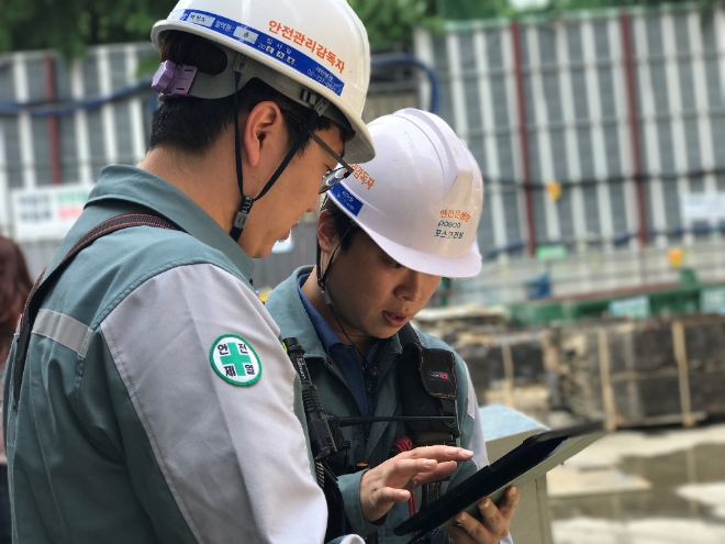 (사진=포스코건설) 토탈정보공유시스템 포스원을 현장적용하고 있는 사진