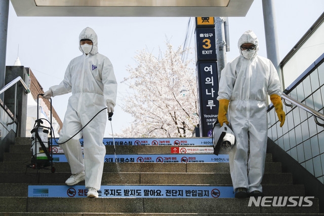 여의도 봄꽃축제가 취소되고 정부가 신종 코로나바이러스 감염증(코로나19) 확산 방지를 위한 '강화된 사회적 거리두기'를 2주 연장한 이후인 5일 오후 서울 여의도 여의나루역에서 방역 관계자들이 코로나19 예방을 위해 방역 작업을 하고 있다. 관계자는 "많은 상춘객들이 방문할 것을 예상해 주기적으로 방역을 실시하고 있다"고 밝혔다. 사진=뉴시스