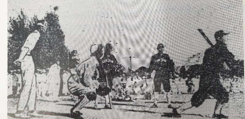 1920년 7월 28일 경성중 운동장에서 배재학당과 경기를 벌인 도쿄유학생 야구단이 공격을 펼치고 있다.