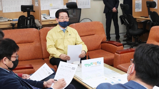 김영록 전라남도지사가 6일 오전 도청 기자실에서 전남형 ‘코로나19’ 긴급생활비 지원 등에 대해 기자간담회를 갖고 있다./사진=전라남도