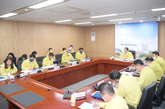 이용섭 광주광역시장이 6일 오전 시청 2층 영상회의실에서 '코로나19 대응 시-자치구 영상회의'에 참석해 광주시 5개 구청장들과 코로나19 대응 관련 안건을 논의하고 있다./사진=광주광역시