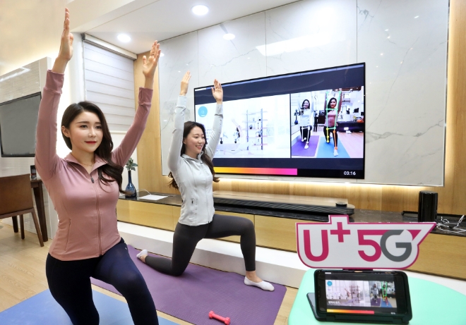 (사진=LG유플러스) LG유플러스는 지난 2월과 3월의 스마트홈트, U+AR쇼핑, U+VR, U+AR, 지포스나우 등 5G서비스의 이용량이 1월 대비 크게 늘었다고 밝혔다.