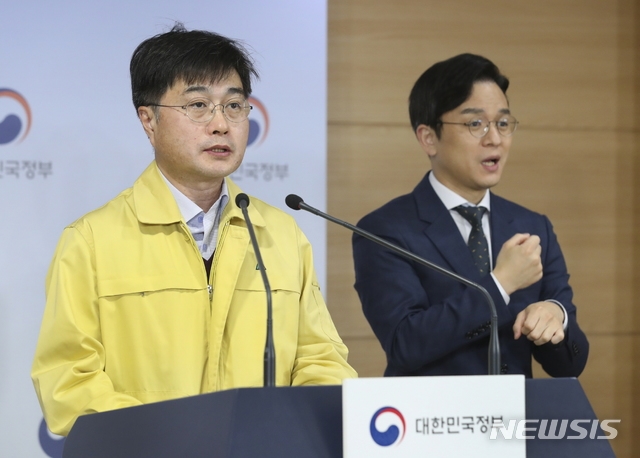 윤태호 중앙사고수습본부 방역총괄반장이 지난 5일 서울 종로구 정부서울청사에서 중앙재난안전대책본부 정례브리핑을 하고 있다.