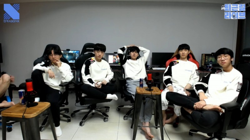 드래곤X에서 진행하는 퇴근길 라이브(사진=드래곤X 유튜브 캡처).