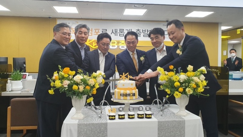 6일 KB금융그룹 가산디지털종합금융센터 WM복합점포 개점식에서 KB국민은행 김동록 남부지역영업그룹대표(왼쪽에서 두번째), KB증권 이홍구 WM총괄본부장(왼쪽에서 네번째)이 임직원과 함께 축하케잌을 자르고 있다.