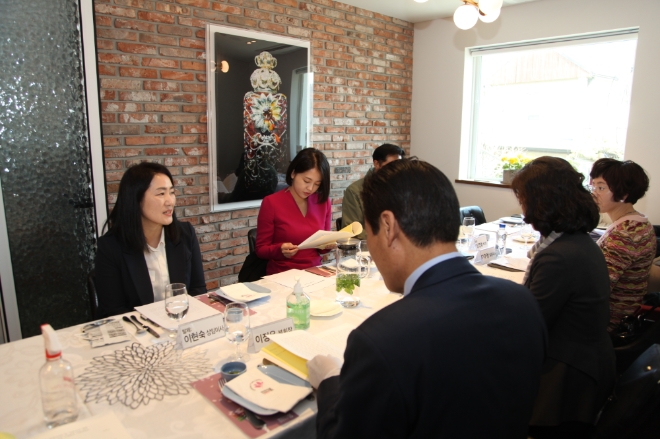 지난 6일 열린 사회공헌포럼에서 이현숙 교수(맨 왼쪽)가 사회공헌 주제 관련해서 토론을 하고 있는 모습.