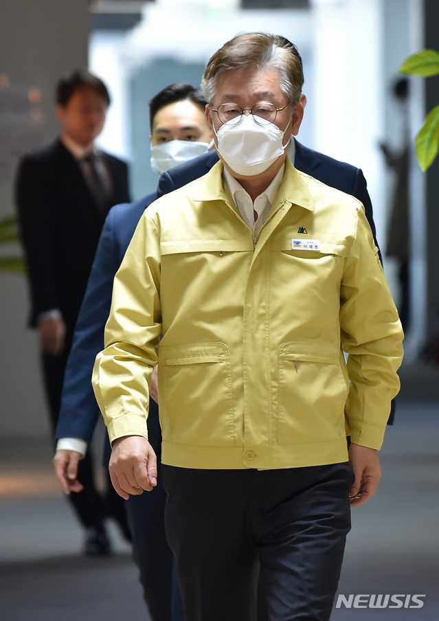 이재명 경기지사가 6일 오후 경기 수원시 팔달구 경기도청 상황실에서 열린 배달앱 독과점 및 불공정거래 대책회의에 입장하고 있다.