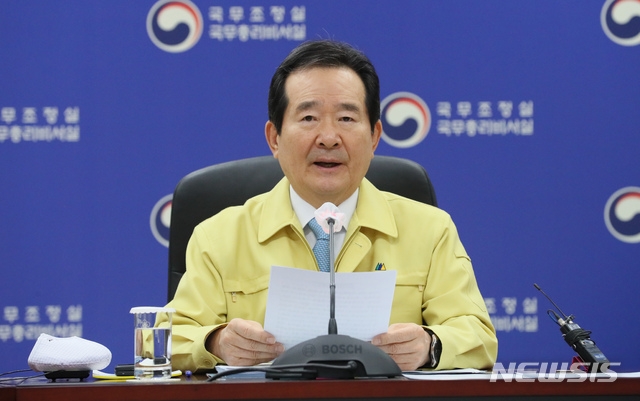 정세균 국무총리가 8일 오전 정부세종청사 위기관리종합상황실에서 열린 코로나19 대응 중앙재난안전대책본부 회의에서 한국인 입국금지국에 대한 비자 면제를 중단하겠다고 밝히고 있다.