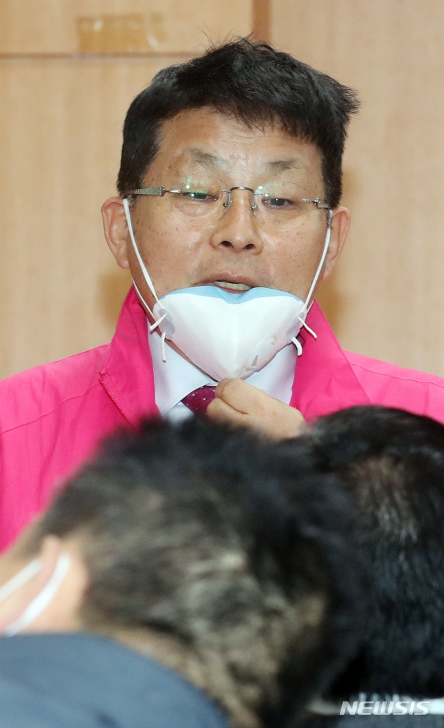 제21대 총선 부천 병의 차명진 후보가 23일 오전 경기도 부천시 부천시청 브리핑룸에서 합동 기자회견을 가지면서 질문에 답하고 있다.