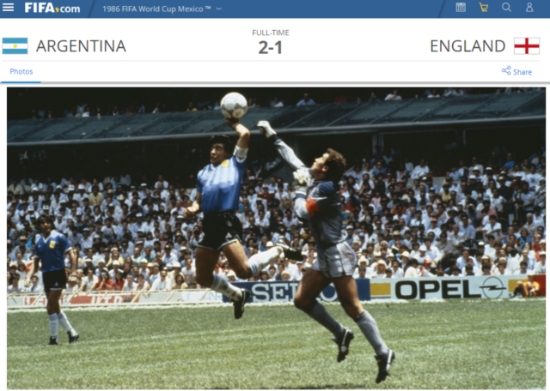 1986년 월드컵 잉글랜드전에서 손으로 공을 치는 마라도나.[국제축구연맹 홈페이지 캡처]