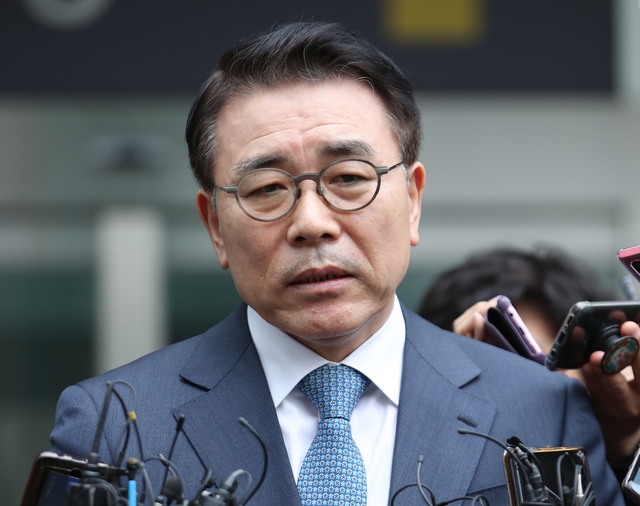 '신한은행 채용비리' 혐의로 재판에 넘겨진 조용병 신한금융지주 회장의 항고심 첫 공판이 4월 8일 진행됐다. 사진은 조용병 회장이 1심에서 집행유예를 선고받고 지난 1월 22일 오전 서울 송파구 동부지방법원을 나서며 취재진의 질문에 답하고 있는 모습. 사진=뉴시스