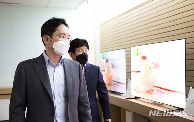 (사진=삼성전자)이재용 삼성전자 부회장이 19일 충남 삼성디스플레이 아산사업장을 방문해 제품을 살펴보고 있다