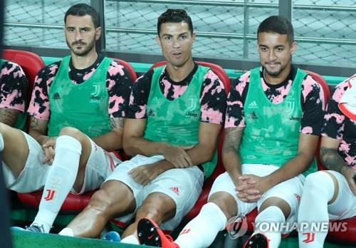 지난해 7월 26일 팀 K리그와 유벤투스FC간 친선경기에서 벤치에 앉은 호날두(가운데).[연합뉴스]