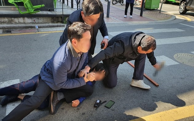 9일 오세훈 서울 광진을 미래통합당 후보의 총선 유세차량에 흉기를 든 괴한이 습격을 시도한 사건이 발생했다. 오 후보 캠프 관계자는 &quot;오 후보가 서울 광진구 자양동 일대에서 차량 유세를 하던 중 한 남성이 흉기를 들고 접근했다&quot;며 &quot;이 남성은 현장에 있던 경찰로부터 바로 제압을 당해 오 후보에게 피해는 없었다&quot;고 밝혔다. 