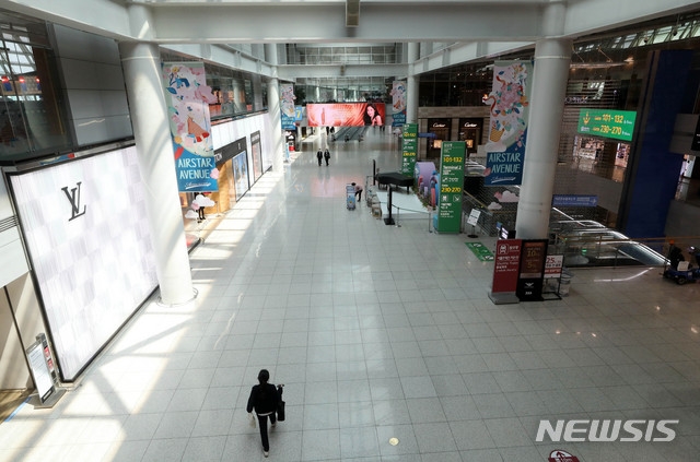 (사진=뉴시스) 9일 인천국제공항 제1터미널 면세구역이 한산한 모습을 보이고 있다. 