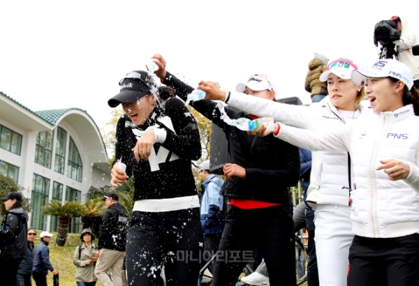 우승을 차지한 조아연이 동료들에게 축하를 받고있다.