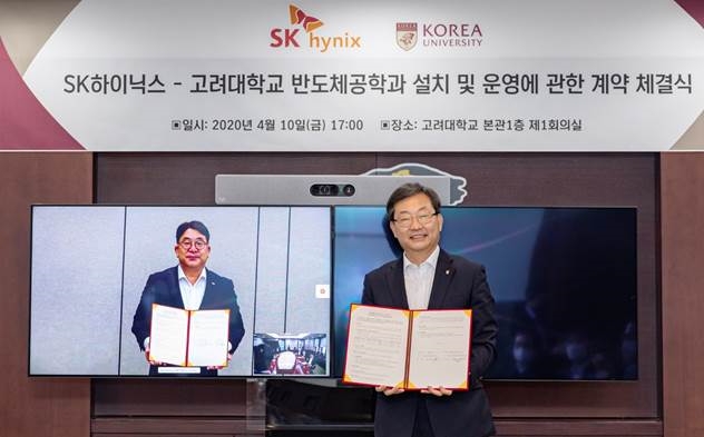 (사진=SK이노베이션) SK하이닉스 대외협력총괄 김동섭 사장(왼쪽)과 정진택 고려대 총장(오른쪽)이 화상 회의를 통한 ‘반도체공학과 협약식’ 기념 사진을 촬영하고 있다.