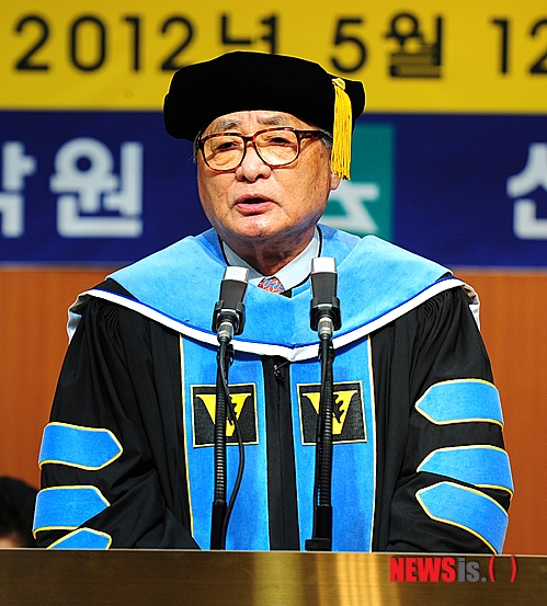 2012년 5월 12일 오후 서울 강북구 미아동 신일캠퍼스 차이코프스키홀에서 열린 제11회 신일스승상 시상식에서 정원식 신일스승상위원장이 인사말을 하고 있다. 사진=뉴시스
