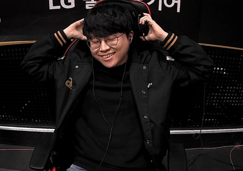 이영호를 꺾은 뒤 행복한 표정을 짓고 있는 김명운(사진=아프리카TV 생중계 화면 캡처).