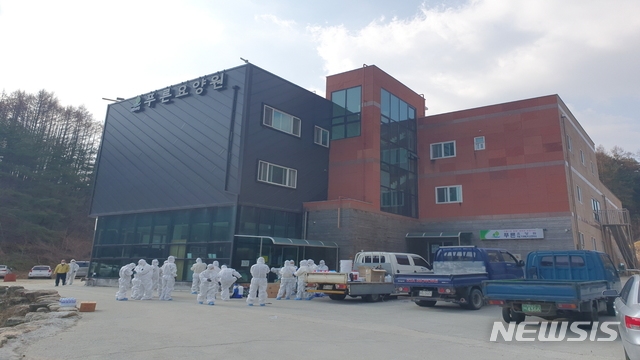 봉화군보건소 직원들이 푸른요양원을 대대적으로 방역소독하고 있다.